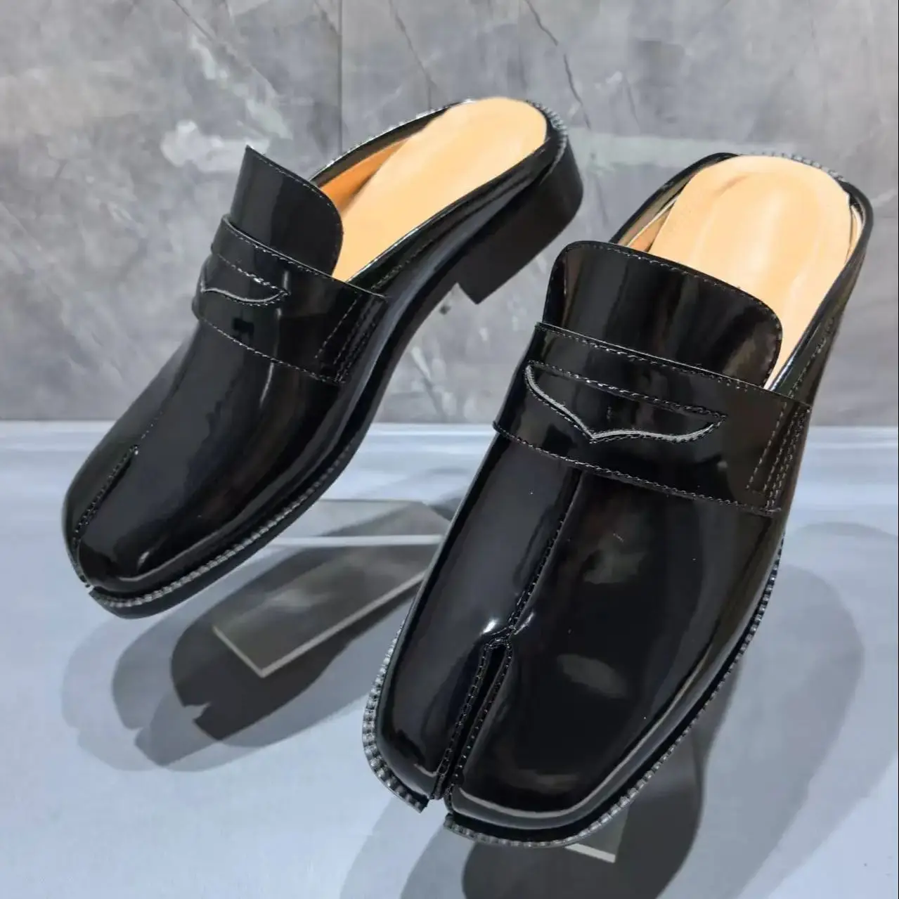 Men Shoes Brand - รองเท้าแตะแบบสวมผู้ชาย หนังแก้วสีดำ แบบสปลิตโท ทาบิ รองเท้าส้นเตี้ยลำลองสำหรับฤดูร้อน ปี